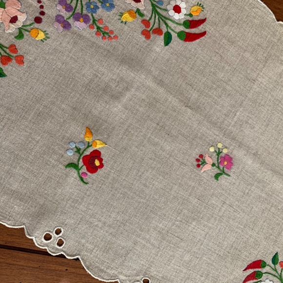 Hand Embroidered Vintage Floral Table Runner - Picture 6 of 6